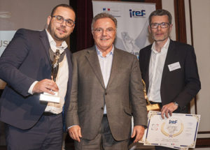 Trophée « Ambassadeur du Réseau » : Maxime Balouzat, Alain Afflelou / Trophée d ’ »Or » : Yann Bouchet Alain Afflelou Accousticien, accompagnés de Alain Afflelou